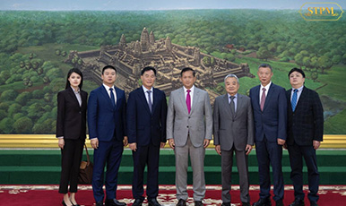 柬埔寨首相洪玛奈会见365英国上市公司官网董事会主席张梁洪，展望中柬绿色产业合作